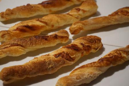 Bild vom Rezept Selbstgemachte Blätterteig-Käsestangen