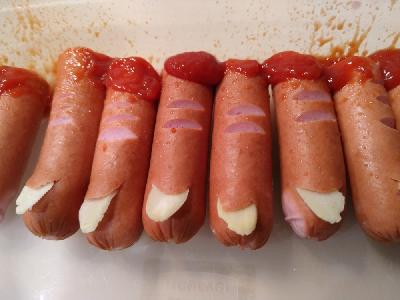 Bild vom Rezept Halloween-Snack: Abgehackte Finger mit Blut