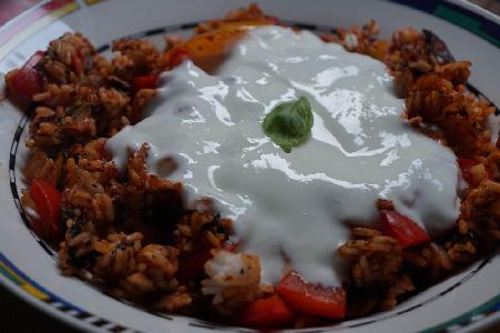 Bild vom Rezept Chili-Paprika-Reispfanne mit Joghurtsauce