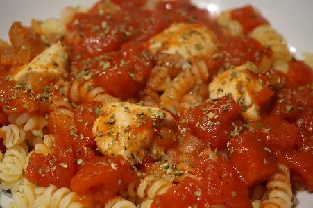 Bild vom Rezept Nudeln mit würziger Hühnchen-Tomaten-Soße