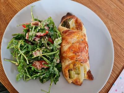 Bild vom Rezept Spargel Blätterteig Taschen mit Salat