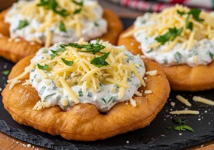 Bild vom Rezept Ungarische Langos mit herzhafter Knoblauchsauce und Käse