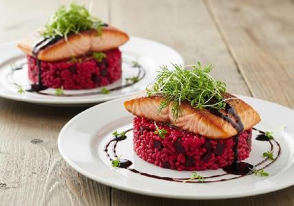 Bild vom Rezept Lachs auf cremigem Rote-Bete-Risotto mit süßlicher Balsamico-Reduktion